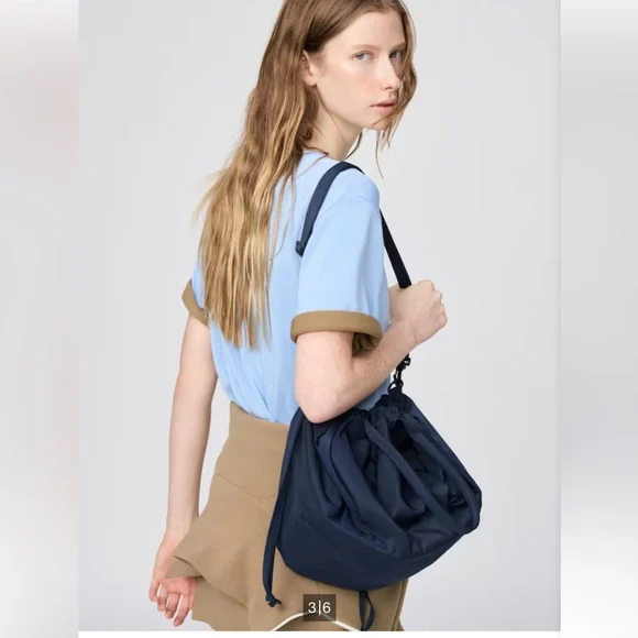 NWOT Uniqlo C drawstring bag in navy - Picture 2 of 7